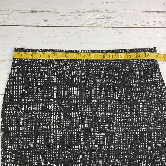 Elegant Black and White Patterned Skirt - Picture 6 of 10